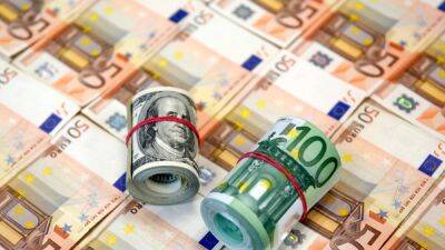 Курс евро впервые за 20 лет сравнялся с курсом доллара