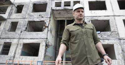 Кличко проверил работы по восстановлению дома на Оболони, в который попала ракета
