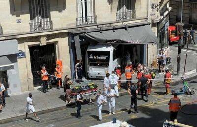 В Париже микроавтобус протаранил торговую лавку. есть пострадавшие