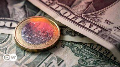 Курс евро и курс доллара сравнялись впервые за 20 лет