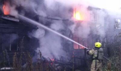 В Тюмени загорелось двухэтажное здание на улице Камчатской