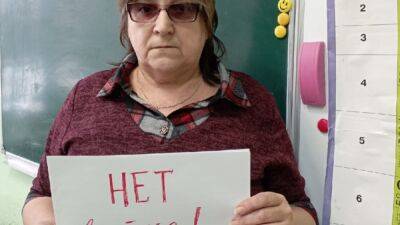 Суд оштрафовал 61-летнюю учительницу за плакат "Нет войне"