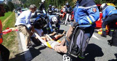 Приклеенные к асфальту экоактивисты сорвали велогонки Тour de France (фото, видео)