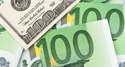 Доллар и евро сравнялись впервые за 20 лет. Как это понимать