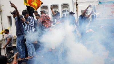 Президент Шри-Ланки, не уйдя в отставку, бежал из страны