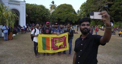 Президент Шри-Ланки бежал из страны, на его место назначили исполняющего обязанности