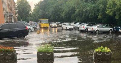 Із градом і громом: на Київ обрушилася потужна злива (фото, відео)