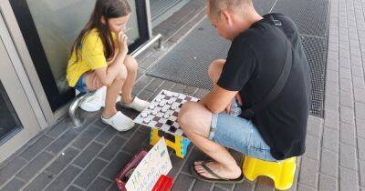 10-річна чемпіонка світу з шашок зібрала 21 тис. грн для ЗСУ у вуличних партіях (відео)