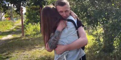Выжил в аду. Украинцев растрогало видео защитника Мариуполя, который впервые встретился со своей девушкой после плена