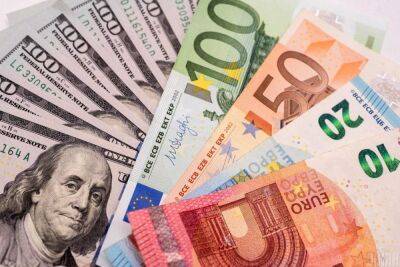 Американский доллар впервые с 2002 года стал дороже евро