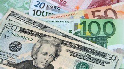 Долар США став дорожчим за євро вперше за 20 років