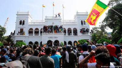На Шри-Ланке введено чрезвычайное положение