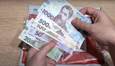 Раздадут сотни миллионов гривен: "Ощадбанк" перечислит украинцам деньги, но повезет не всем – подробности