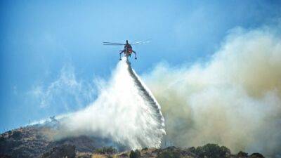 Вертолет для тушения пожара на греческом острове Самос упал в море