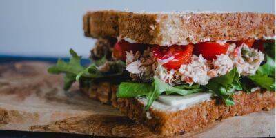 «Вызывает зависимость». Рецепт сэндвича с консервированной рыбой от Эктора Хименеса-Браво