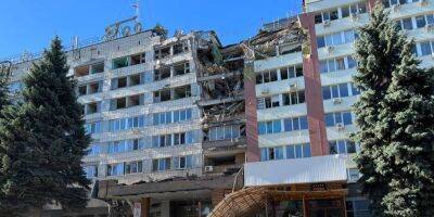 Удар оккупантов по Николаеву: разрушен отель в центре города и повреждено здание ТРЦ