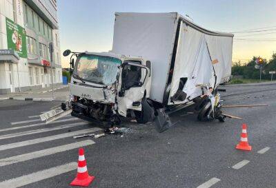 В ДТП в Твери пострадал проехавший на красный свет водитель фургона