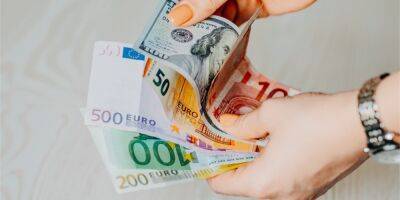 Почему евро падает по отношению к доллару и какую валюту покупать на черный день