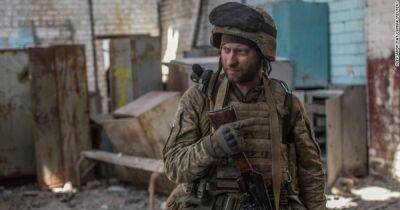 "Дві змучені та виснажені армії": хто зможе завдати вирішального удару на Донбасі, — CNN