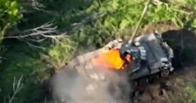 "Намагався втекти з мінного поля": російський танк двічі підірвався на мінах (відео)