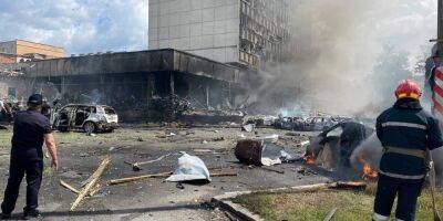 Сгорело 25 машин, 12 человек погибли. Опубликованы первые фото последствий ракетных ударов РФ по центру Винницы