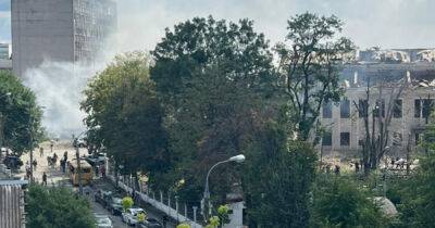 Ракетный удар по Виннице: оккупанты попали в ТЦ, горят десятки авто, по меньшей мере 12 погибших (ФОТО, ВИДЕО)