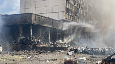 Удар по Виннице: россияне попали в офисы, згорело 25 машин, 12 погибших