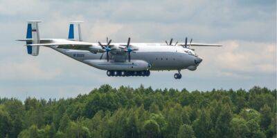 Перевозят вооружение и десант. На аэродроме в Беларуси заметили два тяжелых транспортных самолета Ан-22 Антей