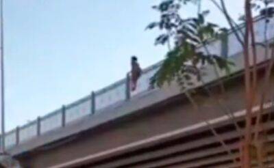 Еще одна девушка пыталась покончить жизнь самоубийством, сбросившись с моста в Самарканде