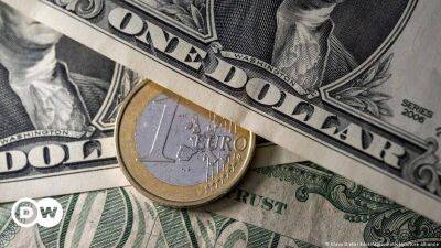 Евро продолжает падать по отношению к доллару