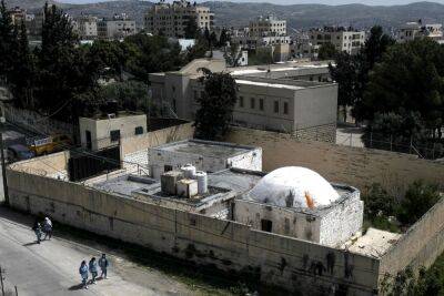 Израильские граждане без разрешения проникли в гробницу Иосифа