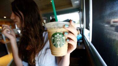 Активы Starbucks в России покупают ресторатор, музыкант и сенатор