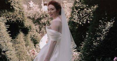 Элеанор Томлинсон, звезда сериала "Полдарк", устроила сказочную свадьбу в английском стиле