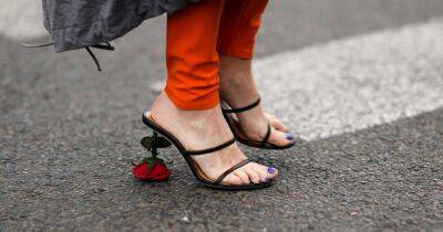 Calvin Klein - Платформа и "голые" босоножки. Топ-5 трендов летней обуви на лето 2022 - focus.ua - Украина