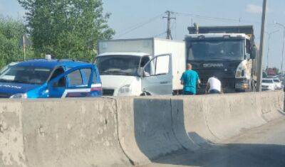 Два грузовика и машина Почты России столкнулись на объездной в Тюмени