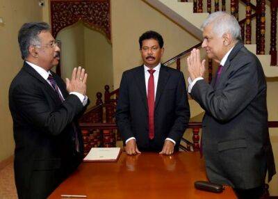 Премьер-министр Шри-Ланки стал исполняющим обязанности президента после побега Раджапаксы