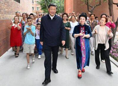 Си Цзиньпин совершил первую за восемь лет поездку в уйгурский регион Синьцзян