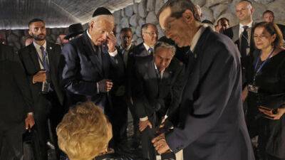 Видео: курьезные и трогательные моменты визита Байдена в Израиль