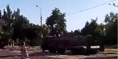 Советник мэра Мариуполя показал передвижение до 100 единиц военной техники оккупантов по городу в сторону Запорожской области — видео