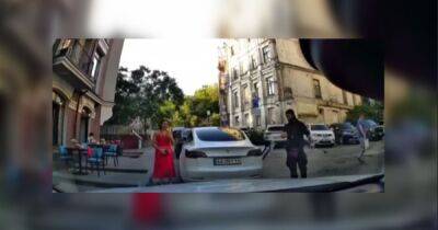 "Идите лучше воевать": киевлянка на "Тесле" въехала в чужое авто и отказалась платить