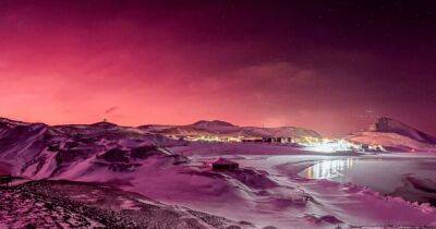 Редкое явление: небо над Антарктидой окрасилось в розовый цвет (фото)