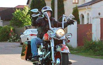 Андрей Осипов - С сусальным золотом и «рыбьими хвостами»: в Беларуси собрали необычный Harley-Davidson - charter97.org - Белоруссия