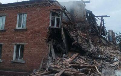 Ракетный удар по Чугуеву: разрушены дома, работают спасатели