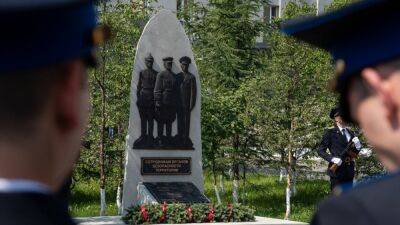 Во внутреннем дворе УФСБ в Магадане открыли памятник чекистам