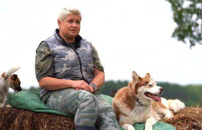 История одной семьи, которая из города уехала в деревню и спасает собак. Рубрика «Хорошие люди»