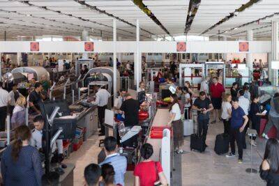 Хаос повсюду: десятки тысяч чемоданов потеряны в аэропортах мира