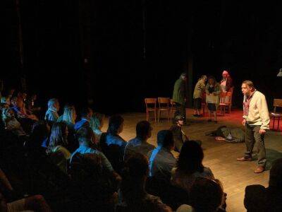 Актеры уничтоженного оккупантами драмтеатра в Мариуполе выступили на театральной сцене в Ужгороде. Фото