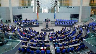 У Бундестазі закликають Шольца провести конференцію щодо України