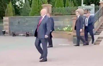 Еле передвигает ноги: чем может быть болен Лукашенко
