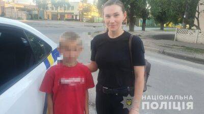 Харківські поліцейські відвели до бабусі хлопчика, якого побила та кинула на вулиці п’яна мати